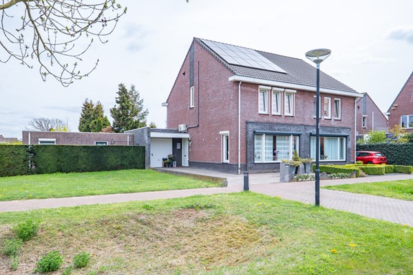 Goed onderhouden 2 onder 1 kapwoning met drie slaapkamers, ruime zolderkamer met vaste trap, een fijne serre, garage met carport en een heerlijke tuin.